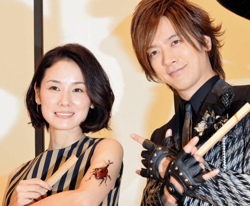 映画「アリのままでいたい」初日舞台あいさつに登場した吉田羊（左）とＤＡＩＧＯ＝東京・銀座（撮影・佐々木彰尚）