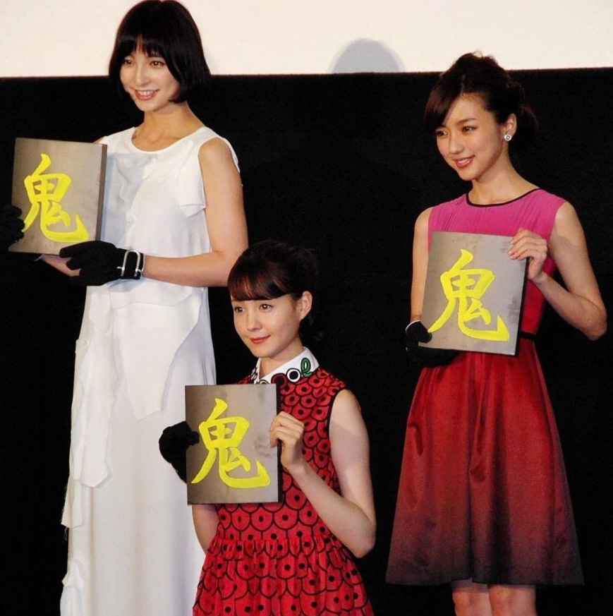 瓦割りに挑戦した（左から）篠田麻里子、トリンドル玲奈、真野恵里菜＝東京・新宿ピカデリー