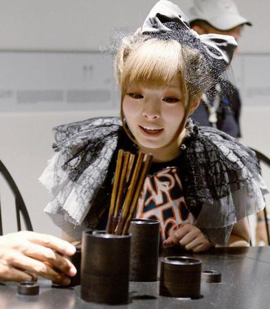 10日、イタリア・ミラノ万博の「日本館」を見学するきゃりーぱみゅぱみゅ（共同）