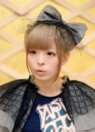 10日、イタリア・ミラノ万博の「日本館」を見学し、記者の質問に答えるきゃりーぱみゅぱみゅ（共同）