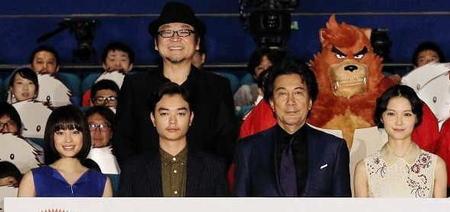 　映画「バケモノの子」初日舞台あいさつに登場した（下段左から）広瀬すず、染谷将太、役所広司、宮崎あおい。上段が細田守監督