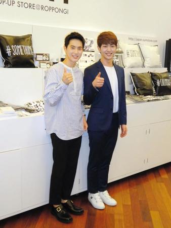 「ＳＵＭ　ＰＯＰーＵＰストア」を訪れたＥＸＯのスホ（左）とＳＨＩＮｅｅのオンユ＝東京・六本木