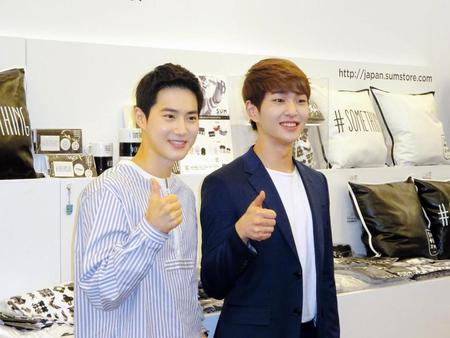 「ＳＵＭ　ＰＯＰーＵＰストア」を訪れたＥＸＯのスホ（左）とＳＨＩＮｅｅのオンユ＝東京・六本木