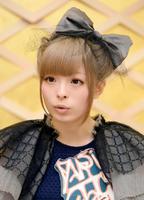 10日、イタリア・ミラノ万博の「日本館」を見学し、記者の質問に答えるきゃりーぱみゅぱみゅ（共同）