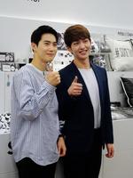 「ＳＵＭ　ＰＯＰーＵＰストア」を訪れたＥＸＯのスホ（左）とＳＨＩＮｅｅのオンユ＝東京・六本木