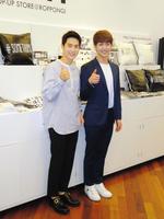 「ＳＵＭ　ＰＯＰーＵＰストア」を訪れたＥＸＯのスホ（左）とＳＨＩＮｅｅのオンユ＝東京・六本木