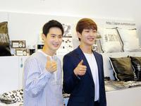 「ＳＵＭ　ＰＯＰーＵＰストア」を訪れたＥＸＯのスホ（左）とＳＨＩＮｅｅのオンユ＝東京・六本木