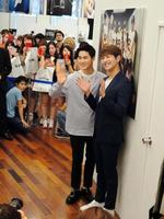 「ＳＵＭ　ＰＯＰーＵＰストア」を訪れたＥＸＯのスホ（左）とＳＨＩＮｅｅのオンユ＝東京・六本木