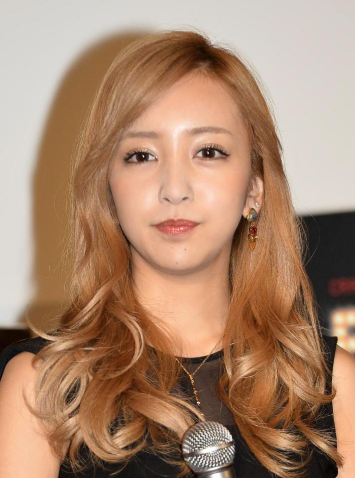 台風の影響で中国・上海で足止めされた板野友美