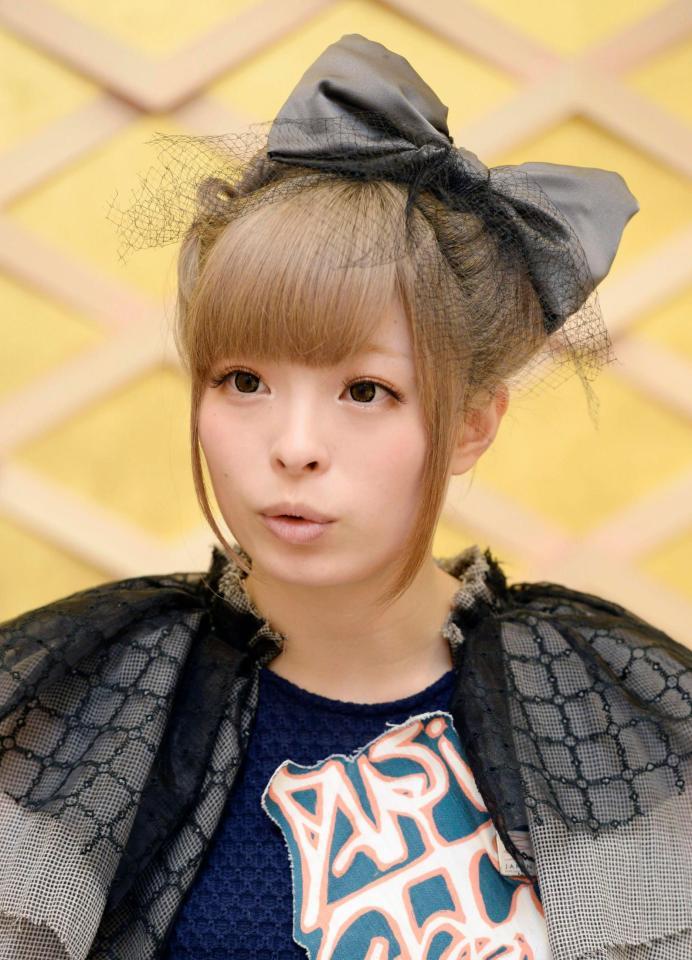 10日、イタリア・ミラノ万博の「日本館」を見学し、記者の質問に答えるきゃりーぱみゅぱみゅ（共同）