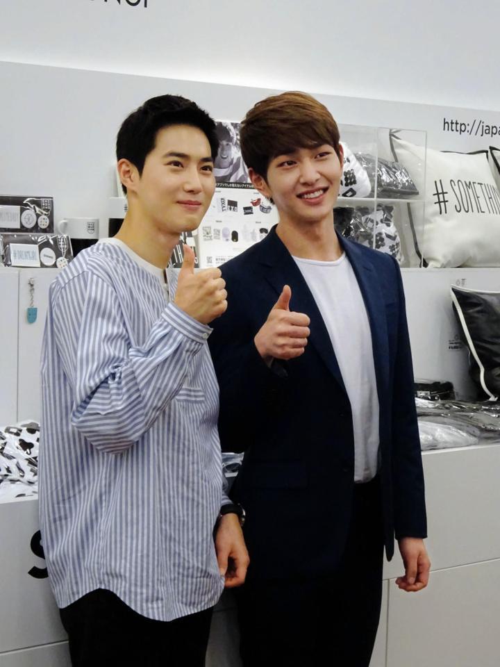 「ＳＵＭ　ＰＯＰーＵＰストア」を訪れたＥＸＯのスホ（左）とＳＨＩＮｅｅのオンユ＝東京・六本木