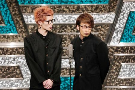 生涯初の漫才を披露したエグスプロージョン（左からおばらよしお、まちゃあき）＝東京・渋谷