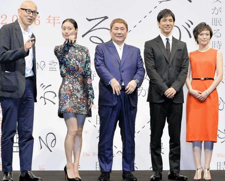 　勢ぞろいした（左から）ウェイン・ワン監督、忽那汐里、ビートたけし、西島秀俊、小山田サユリ＝東京都内
