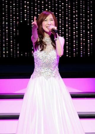 　熱唱する森口博子