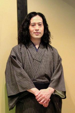 ＡＧＦと京都・錦市場とのコラボ企画の会見に文豪ファッションで登場したピースの又吉直樹＝京都市中京区「京町家　錦上ル」