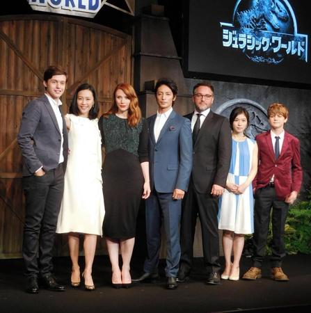 来日会見に出席した（左から）ニック・ロビンソン、木村佳乃、ブライス・ダラス・ハワード、玉木宏、コリン・トレボロウ監督、松岡茉優、タイ・シンプキンス＝東京・赤坂