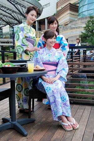 浴衣姿でビアガーデンを告知したテレビ朝日の久冨慶子（前列）と（後列左から）森葉子、宇佐美佑果アナウンサー＝東京・六本木ヒルズ毛利庭園