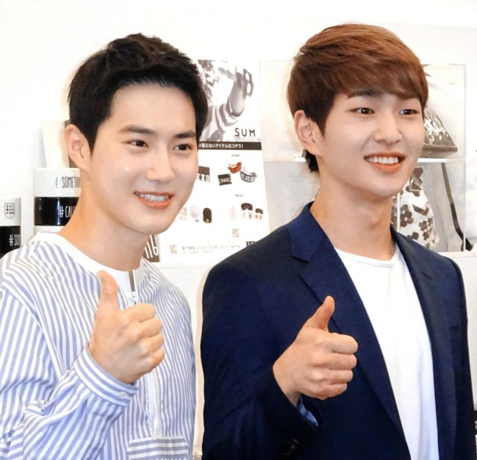 　「ＳＵＭ　ＰＯＰーＵＰストア」を訪れたＥＸＯのスホ（左）とＳＨＩＮｅｅのオンユ＝東京・六本木