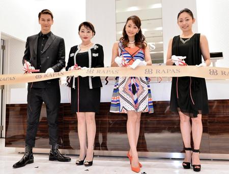 テープカットをする（左から）ＪＯＹ、ＲＡＰＡＳの北村啓子社長、神田うの、安藤美姫＝東京都中央区銀座１丁目５-６（撮影・園田高夫）