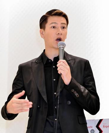 肌のお手入れについて話すＪＯＹ＝東京都中央区銀座１丁目５-６（撮影・園田高夫）