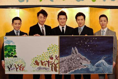 　原作絵本のイラストを披露する中村獅童（中央）＝東京・紀尾井町