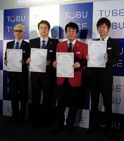 「ＴＵＢＥ百貨店」の一日部長や一日店長を任命されたＴＵＢＥの（左から）角野秀行、松本玲二、前田亘輝、春畑道哉＝東京・池袋の東武百貨店