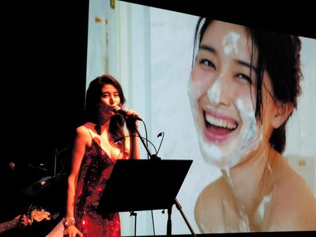 作中でも流れる歌を披露した橋本マナミ＝東京・丸の内