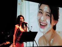 作中でも流れる歌を披露した橋本マナミ＝東京・丸の内