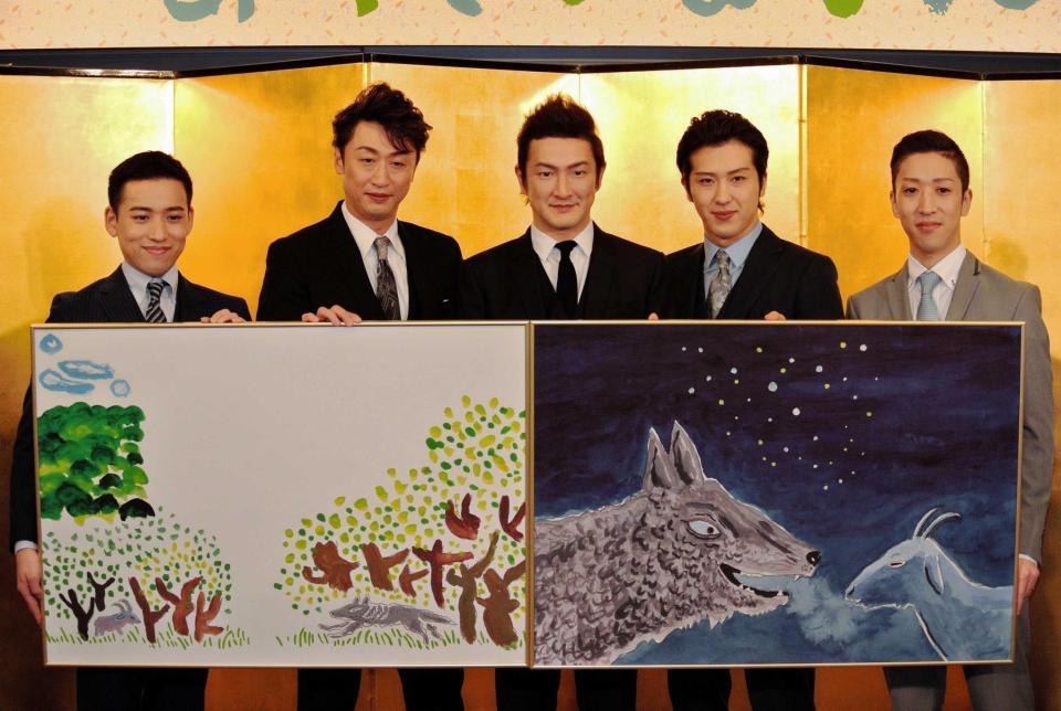 　原作絵本のイラストを披露する中村獅童（中央）＝東京・紀尾井町