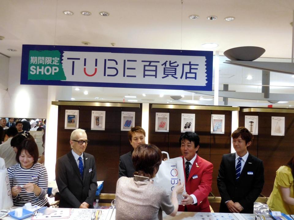 １日限定で接客販売を行ったＴＵＢＥの（右から）春畑道哉、前田亘輝、松本玲二、角野秀行＝東京・池袋の東武百貨店