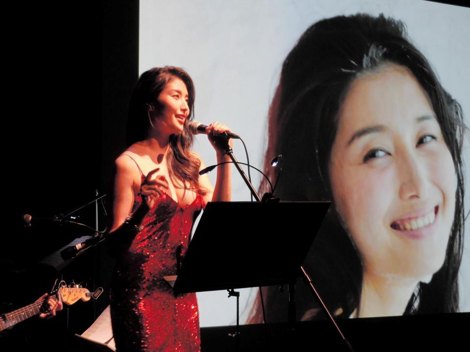 作中でも流れている歌を披露した橋本マナミ＝東京・丸の内