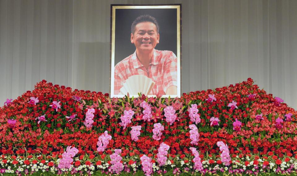 花で飾られた今井雅之さんの祭壇＝東京プリンスホテル（撮影・吉澤敬太）