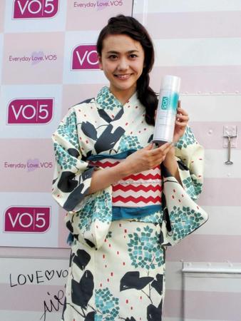 　浴衣姿で笑顔の松井愛莉＝東京・新宿ステーションスクエア