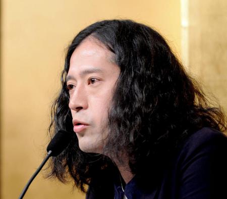 記者会見で喜びを語るピース・又吉直樹＝帝国ホテル（撮影・開出牧）