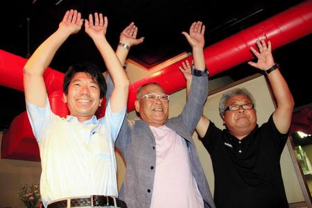 　又吉の受賞を喜ぶ、（左から）石神賢一教諭、野々村征武・元監督、鈴木和宏教諭