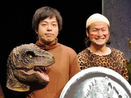 恐竜版ダンソンを披露したバンビーノ＝東京都内