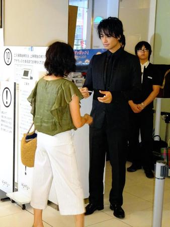 映画館でチケットのもぎりを体験した斎藤工＝東京・新宿ピカデリー