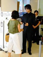 映画館でチケットのもぎりを体験した斎藤工＝東京・新宿ピカデリー