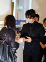 映画館でチケットのもぎりを体験した斎藤工＝東京・新宿ピカデリー