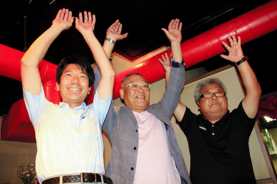 　又吉の受賞を喜ぶ、（左から）石神賢一教諭、野々村征武・元監督、鈴木和宏教諭