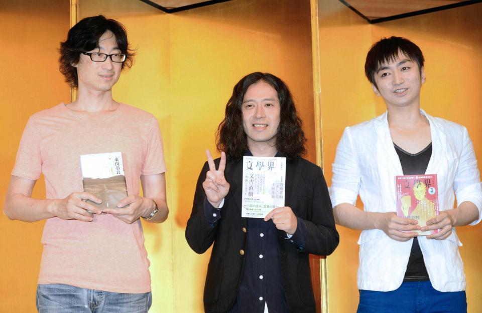 　記者会見でピースサインを決めるピース・又吉直樹。左は直木賞受賞者の東山彰良氏、右は芥川賞受賞者の羽田圭介氏＝帝国ホテル