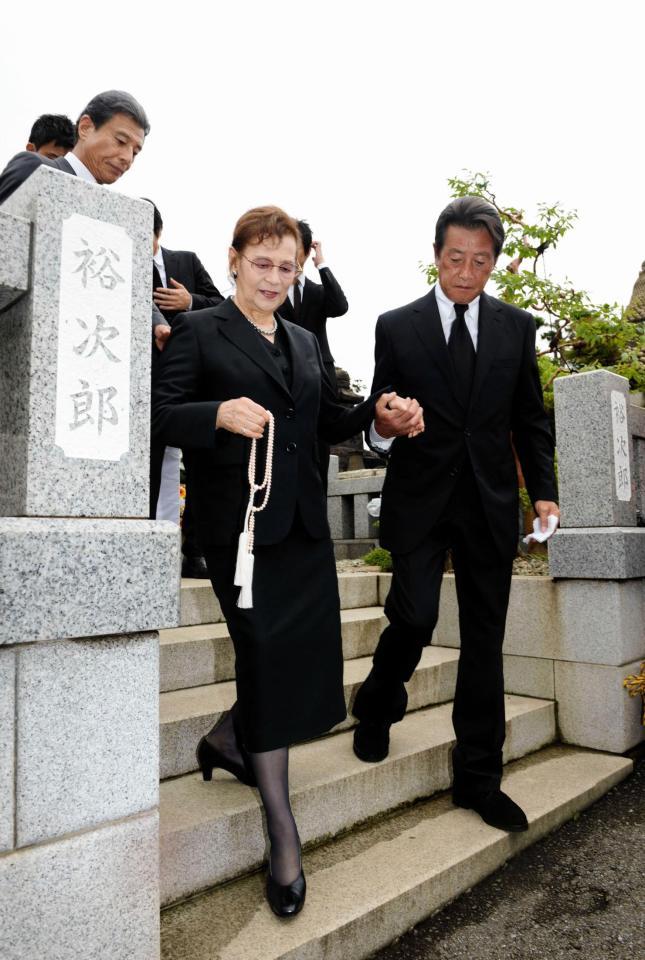 石原裕次郎さんの命日に法要を行った石原まき子さん（左）。右は神田正輝＝神奈川・総持寺（撮影・開出牧）