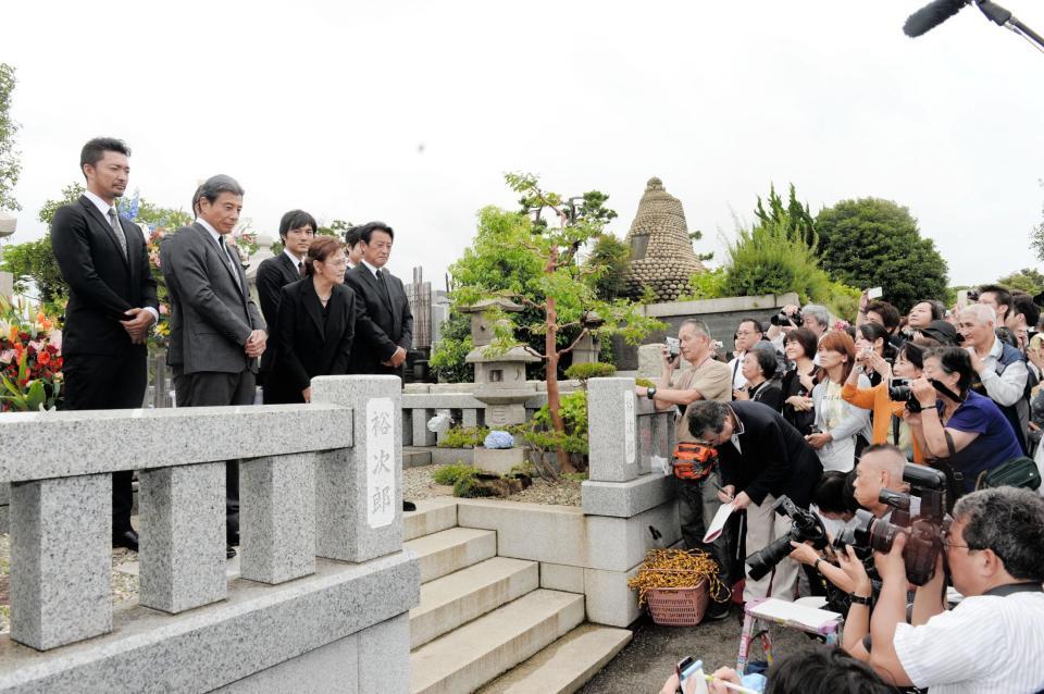 石原裕次郎さんの命日に法要を行い、詰めかけファンにあいさつする石原まき子さん（前列中央）ら石原軍団＝神奈川・総持寺（撮影・開出牧）