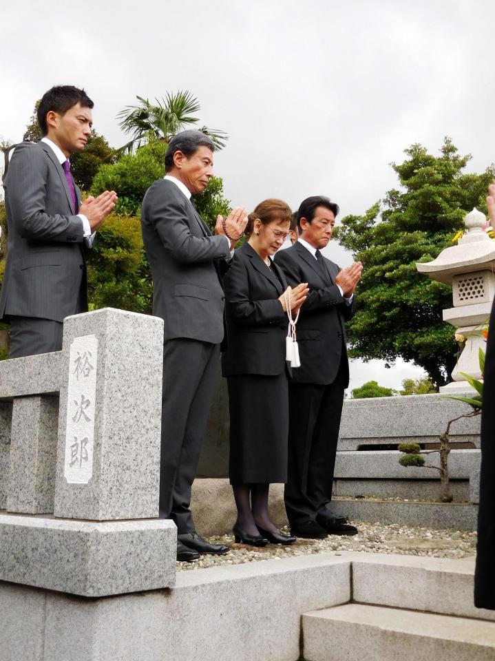 故石原裕次郎さんの二十九回忌法要を行った（左から）徳重聡、舘ひろし、石原まき子さん、神田正輝＝神奈川県横浜市の総持寺