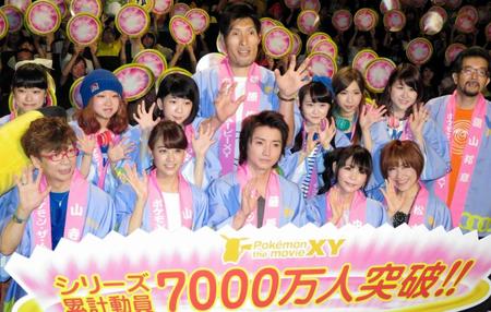 初日舞台あいさつに登場した（前列左から）山寺宏一、山本美月、藤原竜也、中川翔子、松本梨香＝東京・有楽町