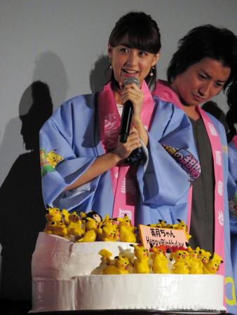 誕生日をポケモンケーキで祝福される山本美月＝東京・有楽町