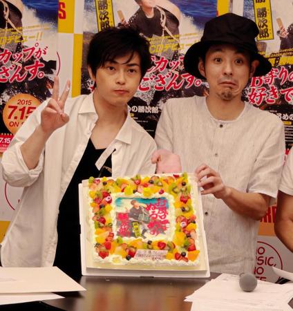 ケーキで宮藤官九郎（右）の誕生日を祝う勝地涼＝東京・渋谷