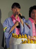 誕生日をポケモンケーキで祝福される山本美月＝東京・有楽町