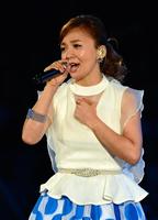 氷上でスペシャルライブを行う華原朋美＝東京・代々木第１体育館（撮影・村中拓久）