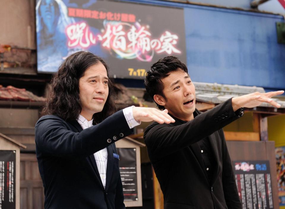 １６日、イベントに登場し綾部祐二と共に幽霊になりきるピース・又吉直樹＝都内（撮影・開出牧）